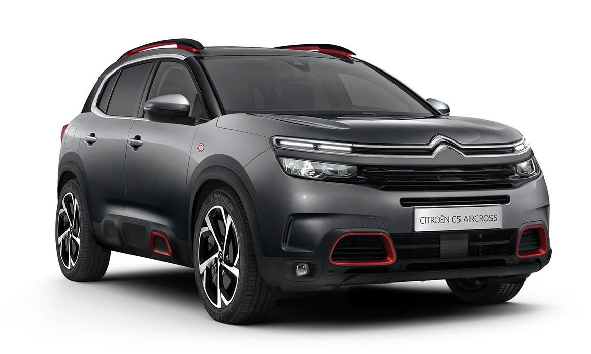 外观方面,雪铁龙c5 aircross c系列车型前脸采用了条幅式进气格栅,并