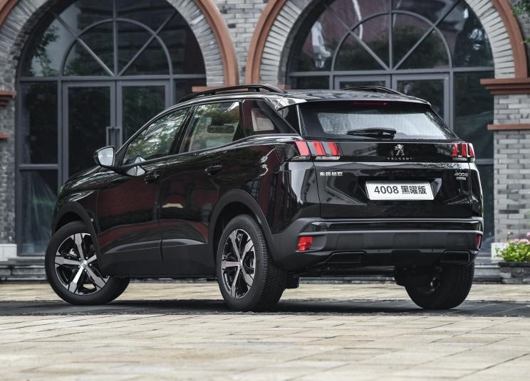 外观方面,东风标致4008黑曜版颜色拓展系列与普通版车型的不同就是