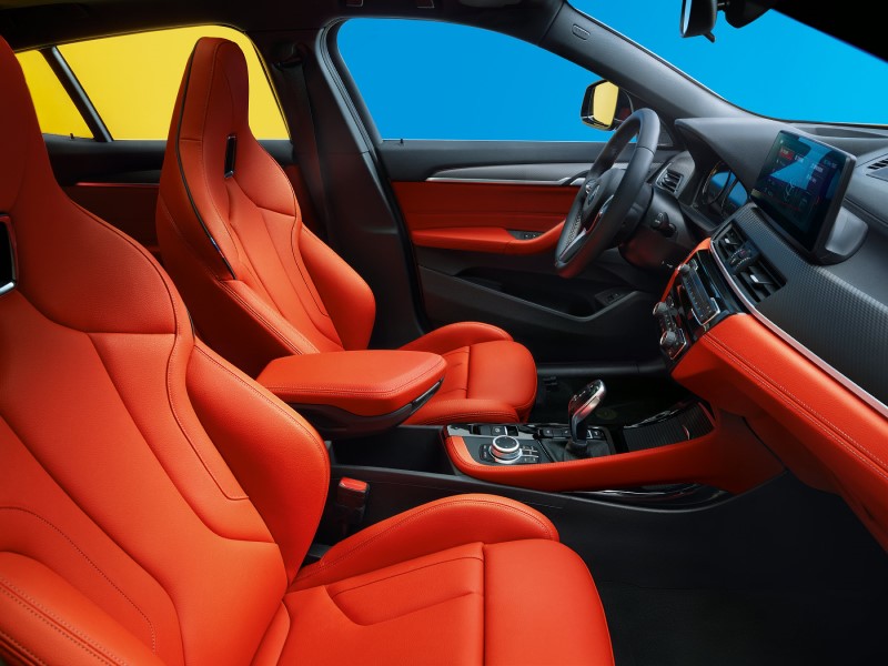 创新bmw x2内饰-熔岩红一体式m运动座椅.jpg