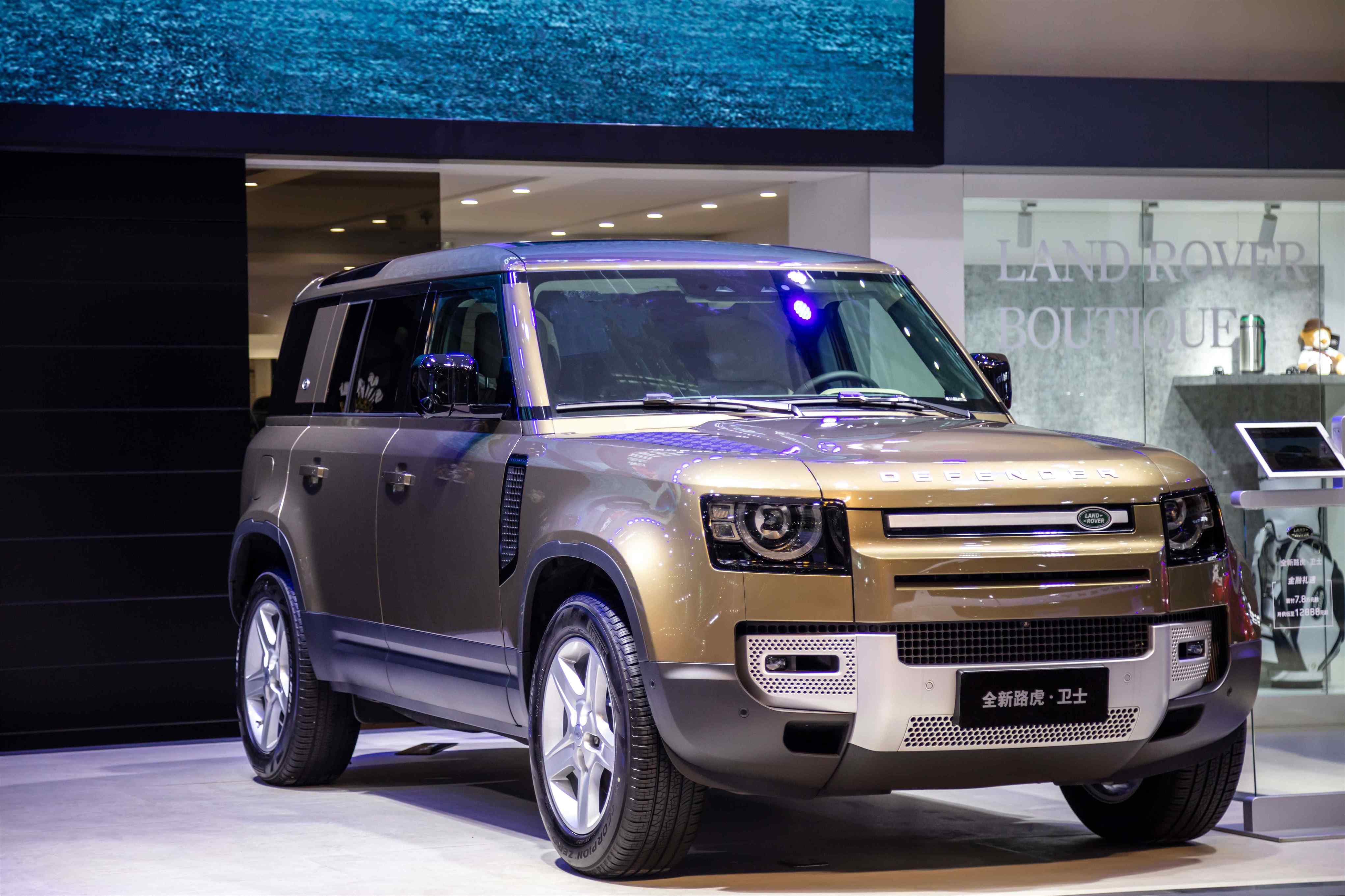 全新路虎卫士110车型领衔捷豹路虎多款重磅车型亮相2020深圳国际车展