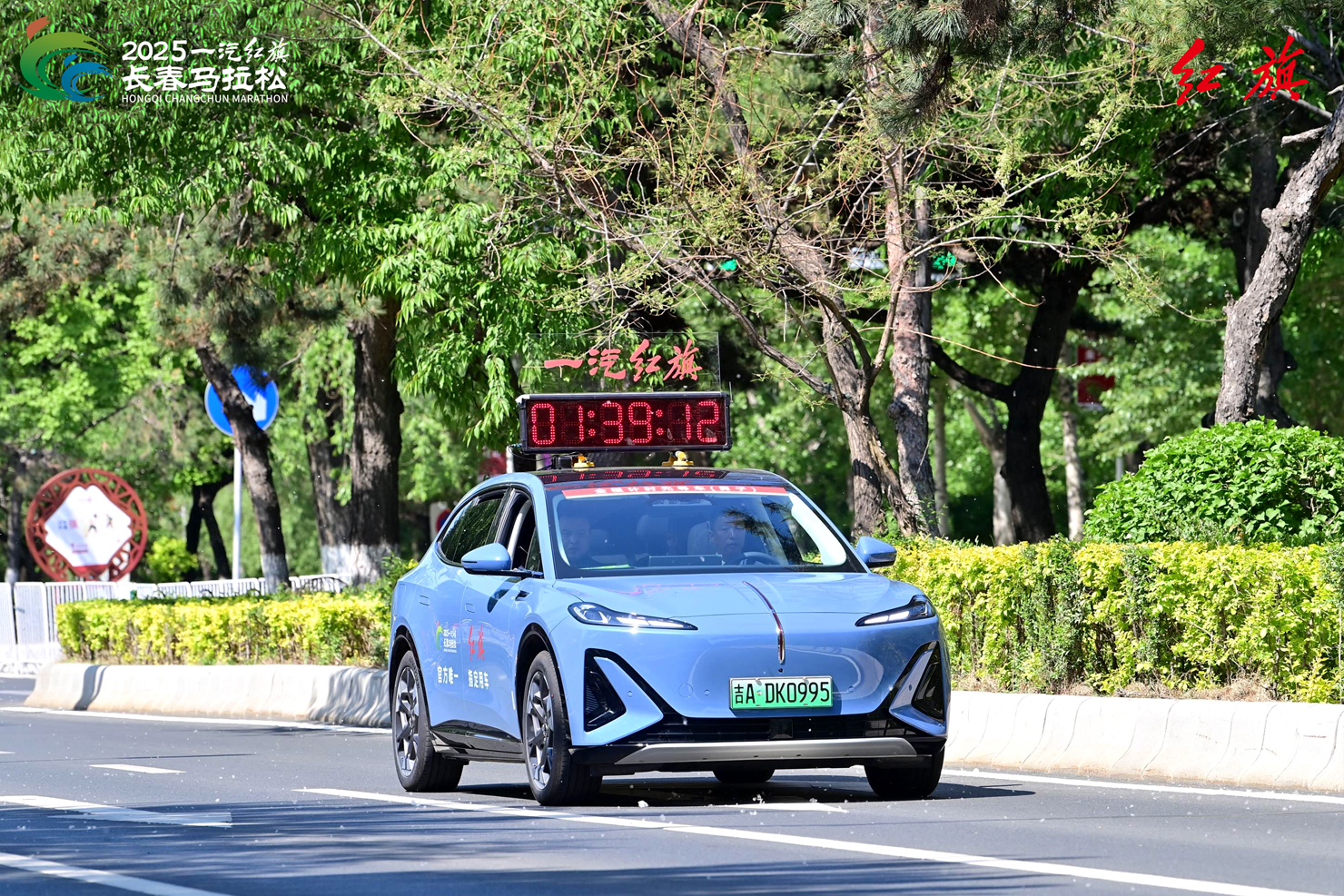 2、红旗天工06担任2025长马领航车.jpg