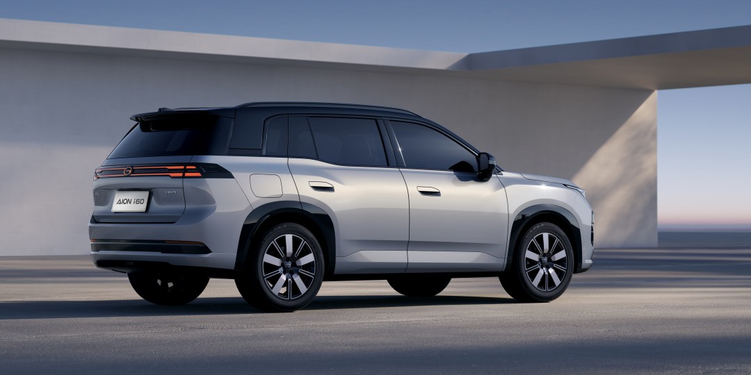 配图07 后侧45度-rev 银.jpg