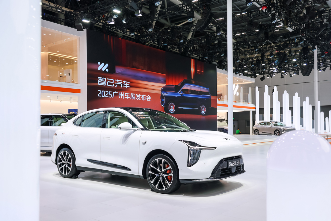 36.智己汽车展台.jpg