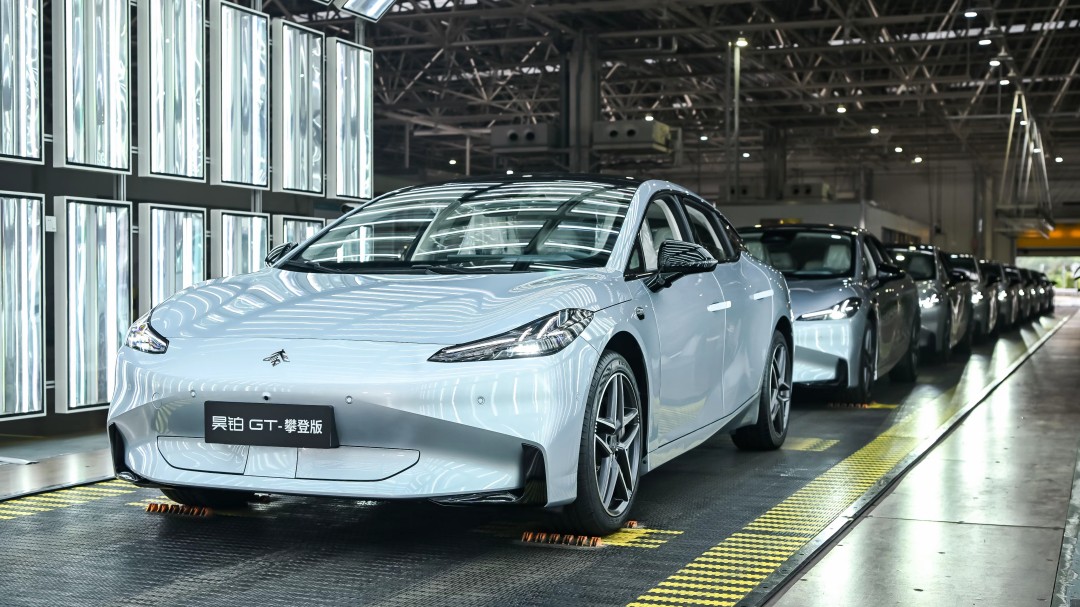 1776009397421630.jpg 21中国第一台芯片设计100%国产化智能新能源汽车——昊铂GT攀登版.jpg