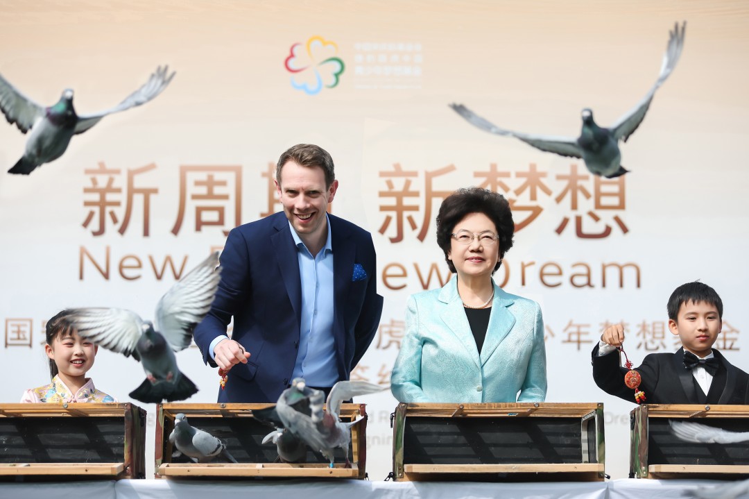 十三届全国政协副主席、中国宋庆龄基金会主席李斌和捷豹路虎中国首席执行官韩少帅（Tim Howard）与青少年代表共同放飞和平鸽.jpg