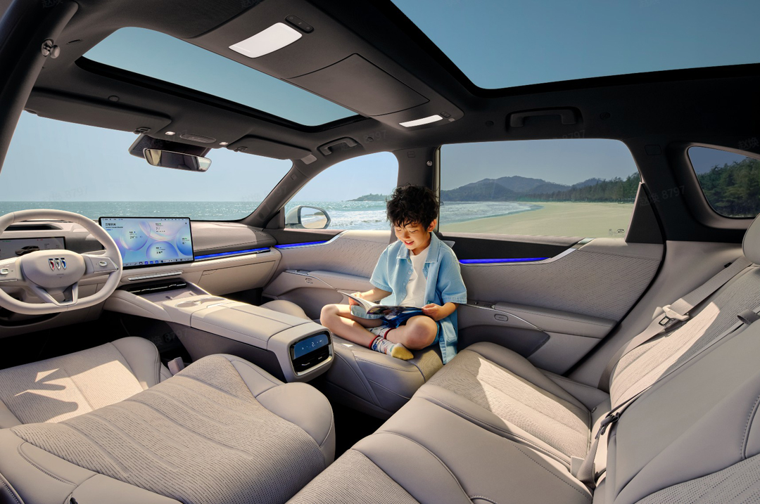 别克至境 E7 全系标配同级唯一的南德 TÜV 护眼智慧顶灯.jpg