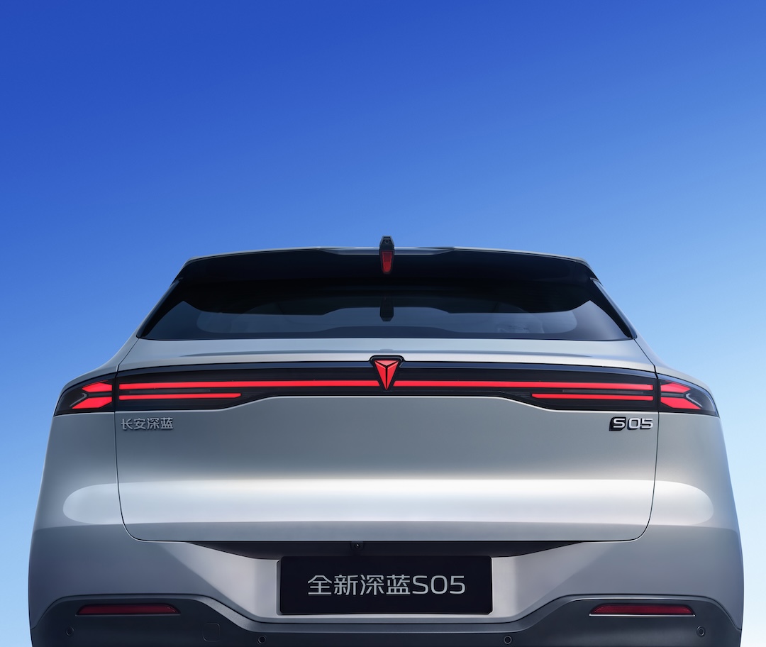 1786027066228489.jpg 棚拍外观-贯穿式尾灯.jpg