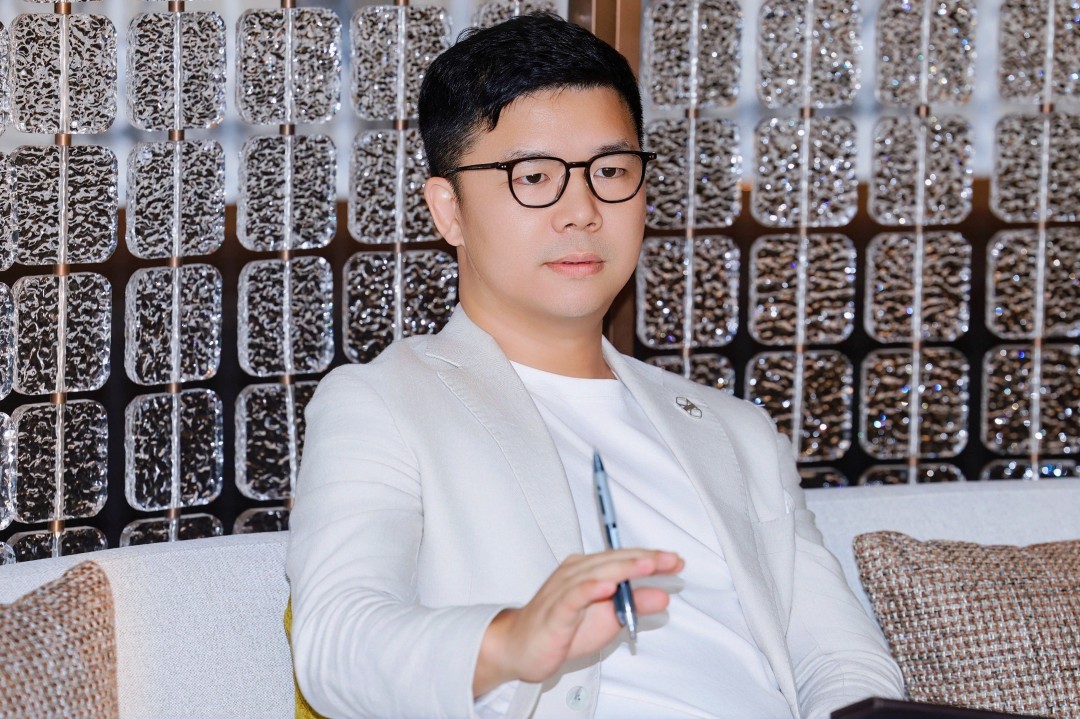 1786333660313491.jpg 赵总采访照.jpg