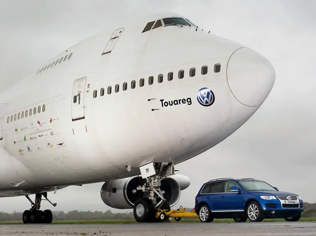 在达喀尔拉力赛上勇夺三座奖杯;·拖动重达155吨的波音747客机